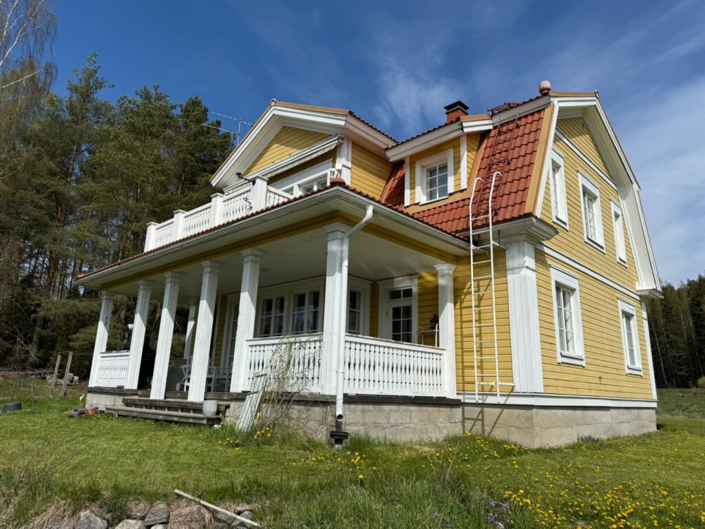 Keltaiseksi maalattu omakotitalo Helsingissä ulkomaalauksen jälkeen.